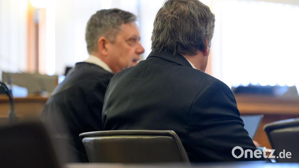 Der Anwalt sprach im Gericht für den Busfahrer. Bild: Hendrik Schmidt/dpa