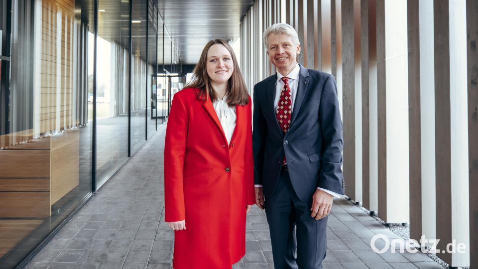 Hochschulpräsident Clemens Bulitta gratulierte Laura Völkl zu ihrer neuen Position. Bild: Katrin Hirmer/ OTH Amberg-Weiden