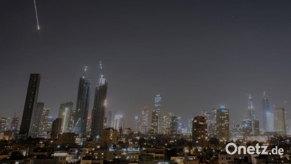 Vom Iran abgeschossene Raketen am Himmel über Tel Aviv. Bild: Ohad Zwigenberg/AP/dpa