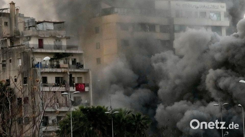 Rauch steigt von einem Gebäude auf, das von einem gezielten israelischen Angriff im Zentrum von Beirut getroffen wurde. Bild: Hussein Malla/AP/dpa