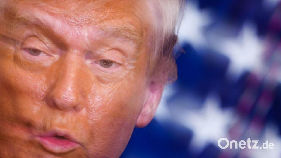 Auf diesem Bild, das mit einer langsamen Verschlusszeit aufgenommen wurde, spricht US-Präsident Donald Trump während einer Veranstaltung zum Women’s History Month im East Room des Weißen Hauses. Bild: Julia Demaree Nikhinson/AP/dpa