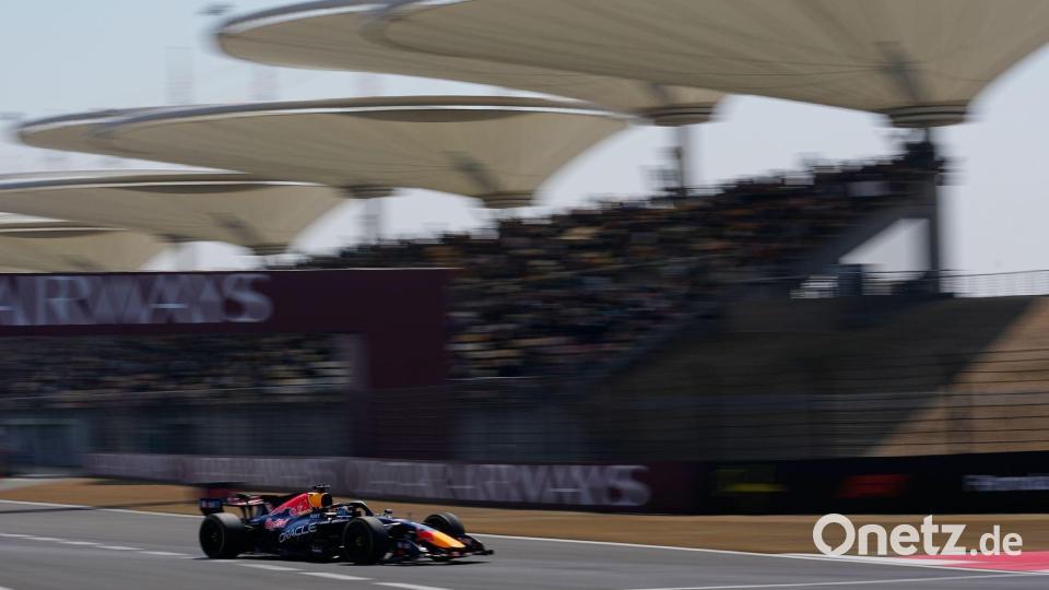 Fährt auch in China hinterher: Max Verstappen im Red Bull. Bild: Andy Wong/AP/dpa