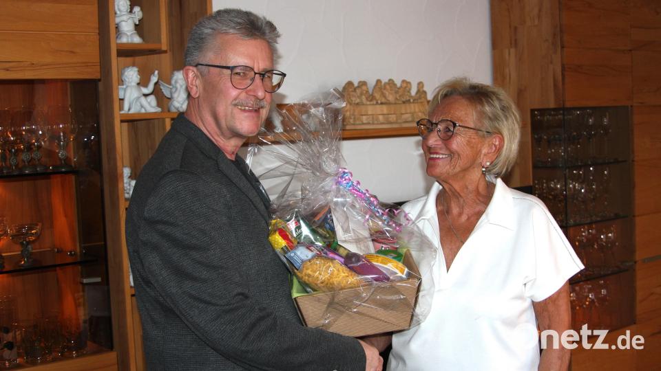 Bürgermeister Wolfgang Braun gratulierte der Jubilarin Marianne Köllner auch im Namen der Marktgemeinde Fuchsmühl. Bild: wro