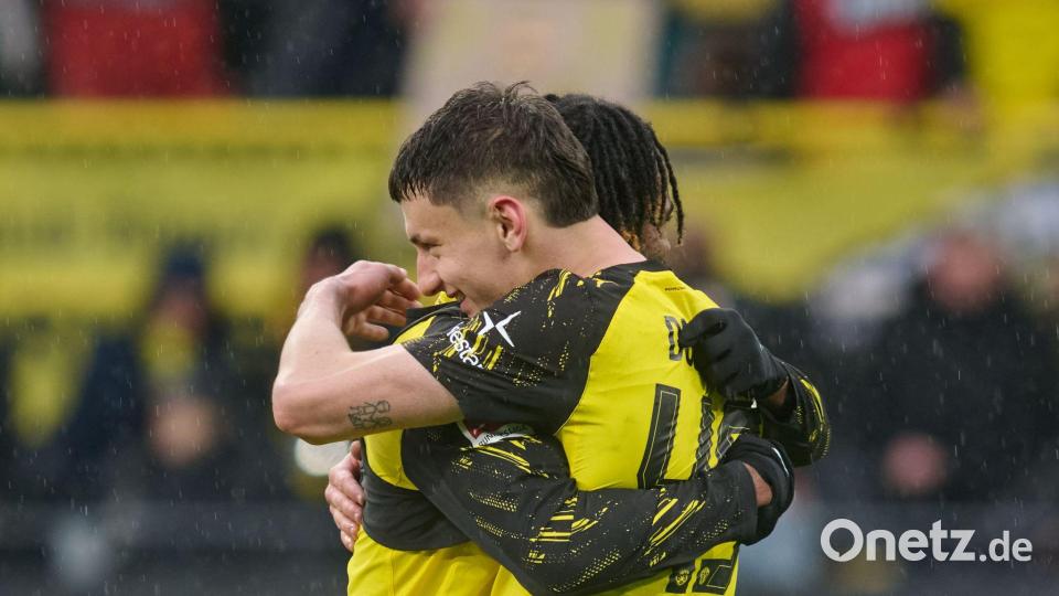 Luca Reggiani (r) freut sich mit Carney Chukwuemeka über seinen Treffer für den BVB. Bild: Bernd Thissen/dpa