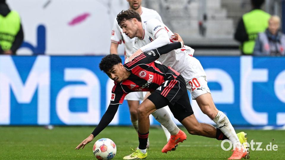 Die erste Hälfte zwischen Eintracht Frankfurt um Nathaniel Brown (vorne) und dem 1. FC Heidenheim um Luca Kerber war nichts für Feinschmecker. Bild: Florian Wiegand/dpa