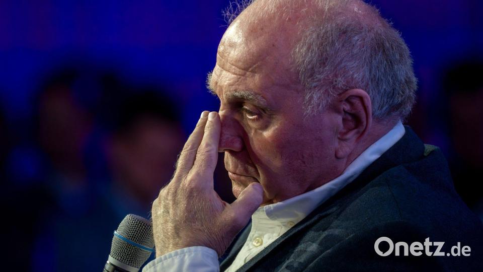 Bayern Münchens Ehrenpräsident Uli Hoeneß kritisiert die Leistung des Schiedsrichters scharf. (Archivbild) Bild: Peter Kneffel/dpa