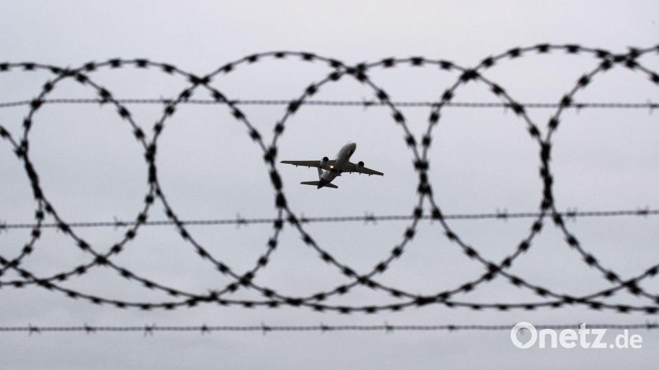 Viele EU-Staaten wollen mehr abgelehnte Asylbewerber abschieben und warten dafür auf Regelverschärfungen. (Symbolbild) Bild: Julian Stratenschulte/dpa