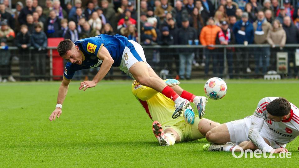 Kiels Adrian Kapralik (l) prallt mit Nürnbergs Jan Reichert zusammen. Bild: Frank Molter/dpa