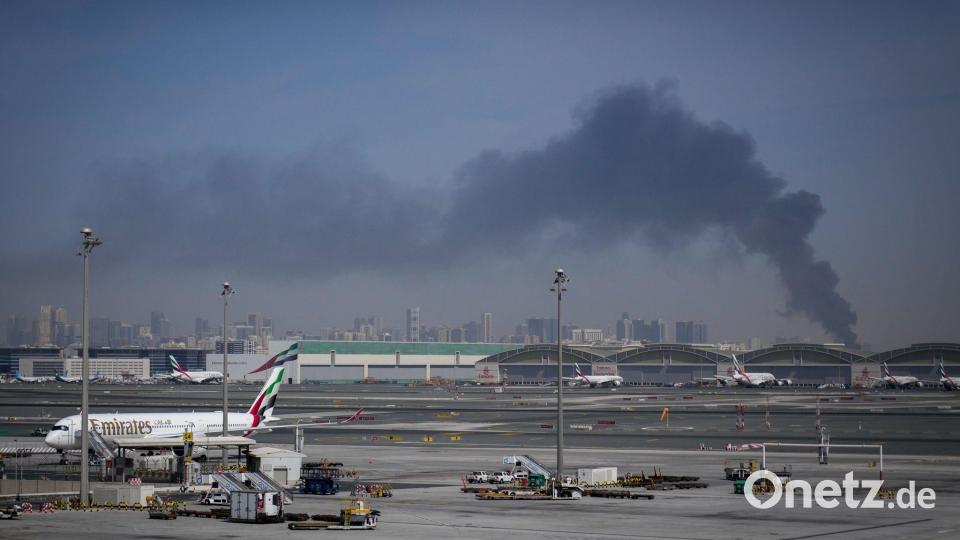 Trotz laufender Angriffe starten und landen einige Flugzeuge in Dubai. Bild: Altaf Qadri/AP/dpa