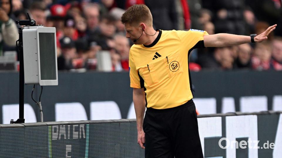 Hatte viel zu tun: Schiedsrichter Christian Dingert. Bild: Federico Gambarini/dpa