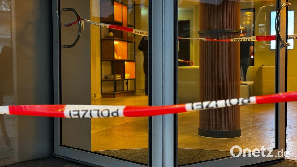Die Drehtür zu dem Hotel ist gesperrt - ein Mann soll seine Mutter dort erstochen haben. Bild: Max Lametz/dpa