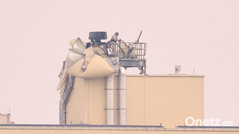 US-Soldaten inspizieren die durch einen Angriff in Bagdad verursachten Schäden. Bild: Hadi Mizban/AP/dpa