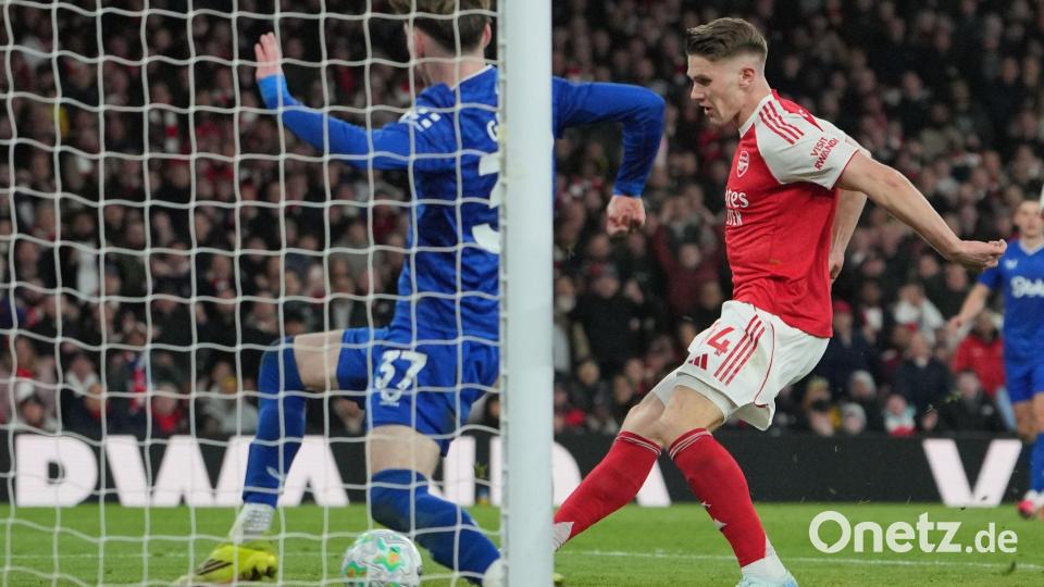 Viktor Gyökeres (r) erzielte die späte Führung für den FC Arsenal. Bild: Kin Cheung/AP/dpa