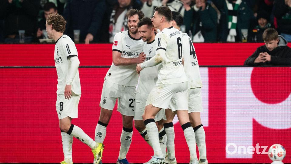 Stögers Mitspieler gratulieren zu seinem Traumtor Bild: Marius Becker/dpa