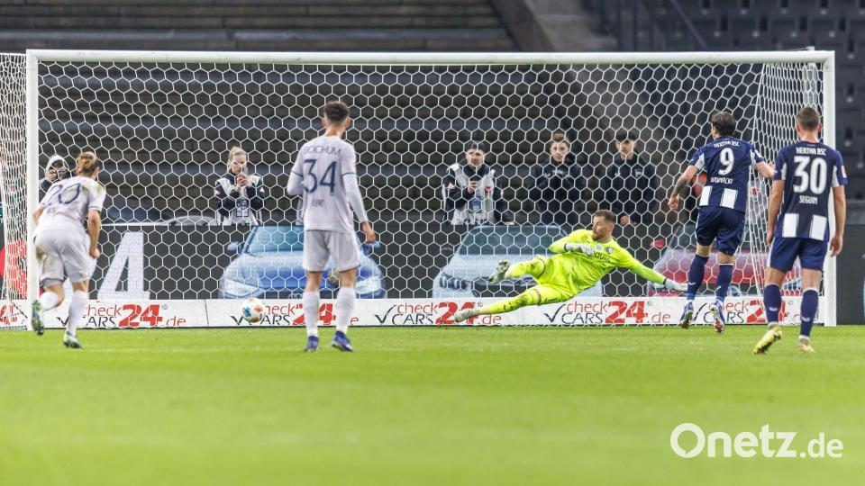 Dawid Kownacki verwandelt den Strafstoß problemlos. Bild: Andreas Gora/dpa