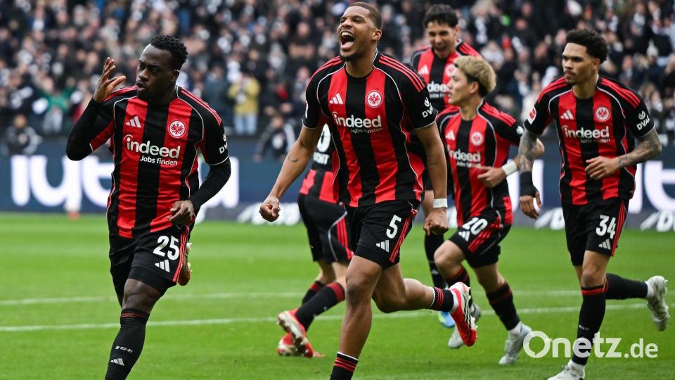 Frankfurts Arnaud Kalimuendo (l) traf sehenswert zum Sieg. Bild: Florian Wiegand/dpa