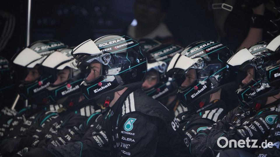 Formel-1-Weltmeisterschaft, Grand Prix von China, Sprintrennen. Die Crew des Mercedes-Piloten George Russell aus Großbritannien wartet während des Sprintrennens. Bild: Andy Wong/Pool AP/AP/dpa