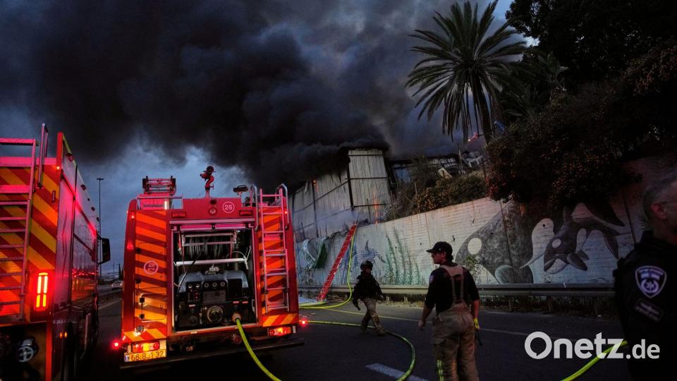 Feuerwehrleute versuchen in Holon in Israel nach einem iranischen Raketeneinschlag ein Feuer zu löschen. Bild: Ohad Zwigenberg/AP/dpa
