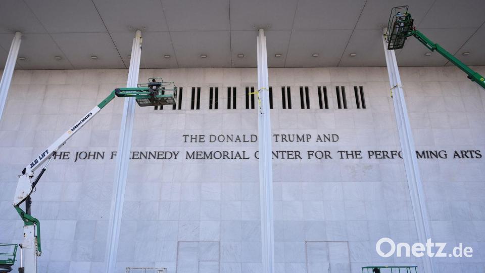 Im Dezember ließ Trump seinen Namen an der Fassade anbringen. (Archivbild) Bild: Jacquelyn Martin/AP/dpa