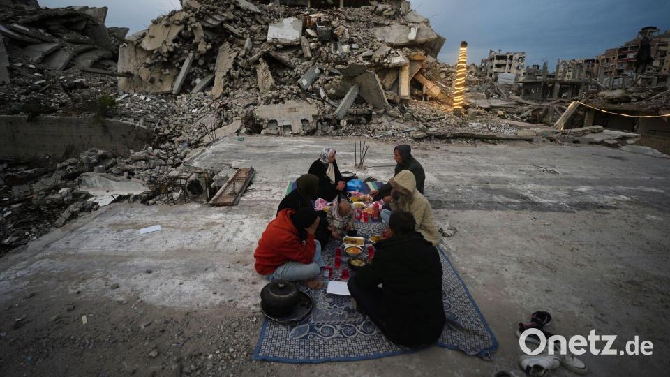 Mitglieder der Familie Al-Najar brechen ihr Fasten während des muslimischen heiligen Monats Ramadan inmitten der Trümmer zerstörter Gebäude im Gazastreifen. Bild: Jehad Alshrafi/AP/dpa