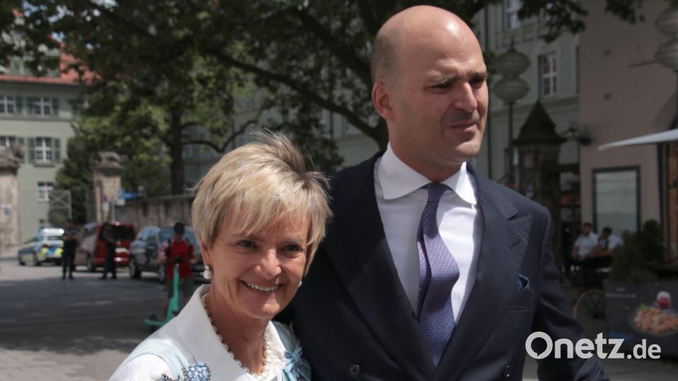 Albert von Thurn und Taxis mit seiner Mutter Gloria Fürstin von Thurn und Taxis im Jahr 2023. Bild: Michael Faulhaber/dpa
