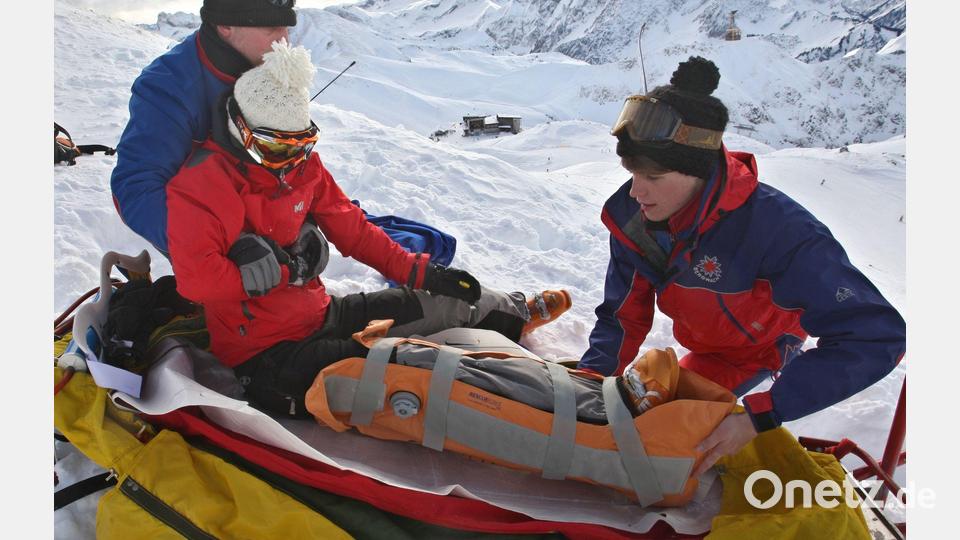 Im Akia - einer Art Rettungsschlitten - werden Verletzte bei Pistenunfällen von der Bergwacht abgeholt. (Archivbild) Bild: picture alliance / dpa