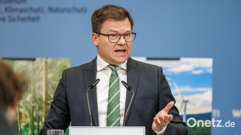 Umweltminister Schneider will am neuen Klimaprogramm gemessen werden. Bild: Andreas Gora/dpa