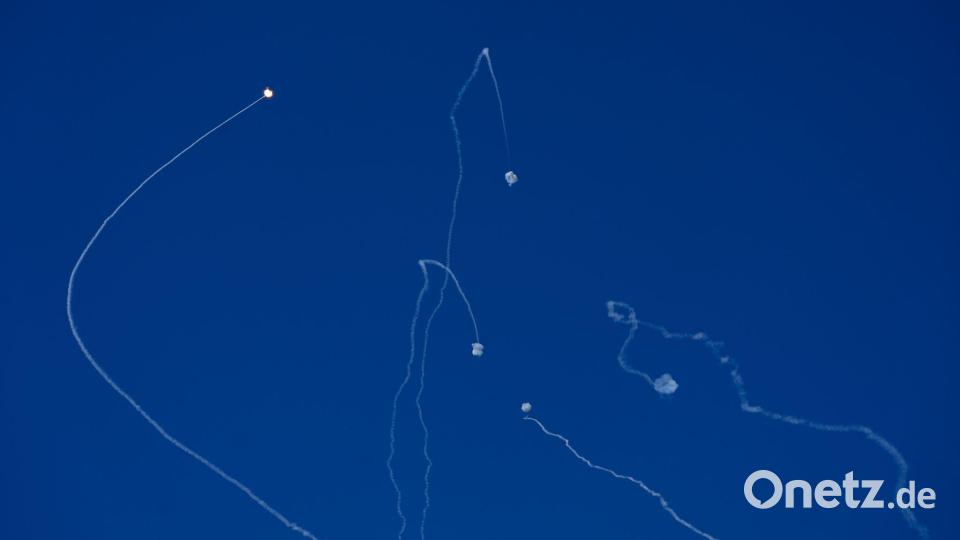 Die Luftabwehr - hier in Israel - schießt unter anderem Raketen am Himmel ab. Bild: Baz Ratner/AP/dpa