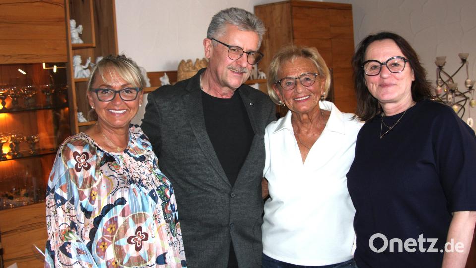 Jubilarin Marianne Köllner (Zweite von rechts) freute sich über die Glückwünsche ihrer Töchter Manuela (links) und Beate (rechts) sowie Bürgermeister Wolfgang Braun. Bild: wro