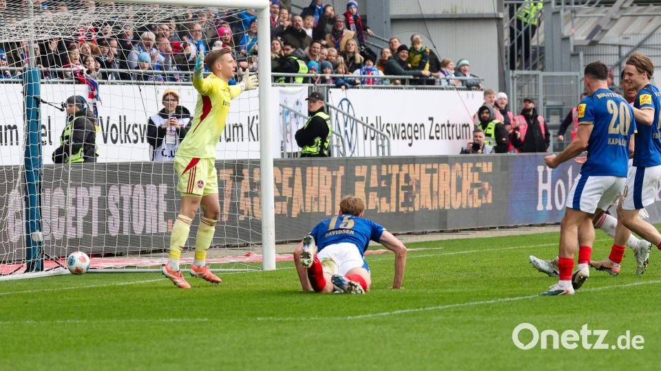Kiels Kasper Davidsen (M) trifft zum 2:2. Bild: Frank Molter/dpa