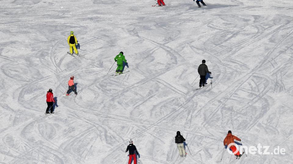 Bei ihren Schwüngen kommen sich Skifahrer gelegentlich in die Quere. (Archivbild) Bild: Angelika Warmuth/dpa