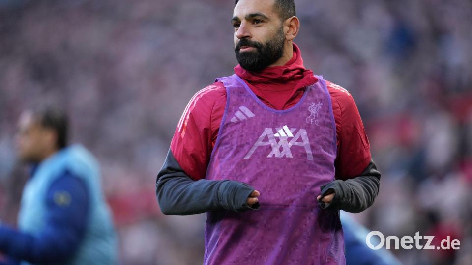Stürmerstar Mohamed Salah blieb zunächst auf der Bank und wurde erst nach einer Stunde eingewechselt. Bild: Jon Super/AP/dpa