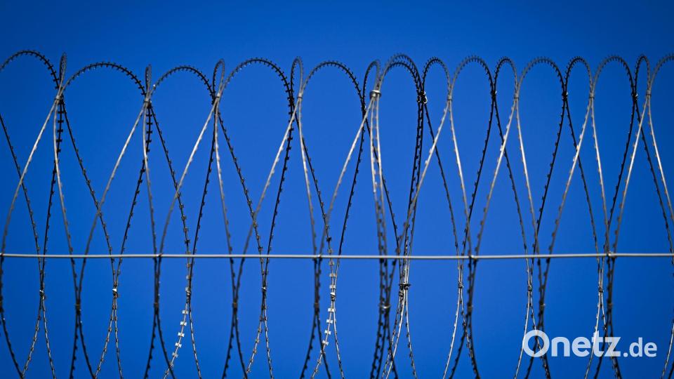 Für den TV-Krimi wurde auch in einer echten Justizvollzugsanstalt in Laufen-Lebenau gedreht. (Archivbild) Bild: Soeren Stache/dpa