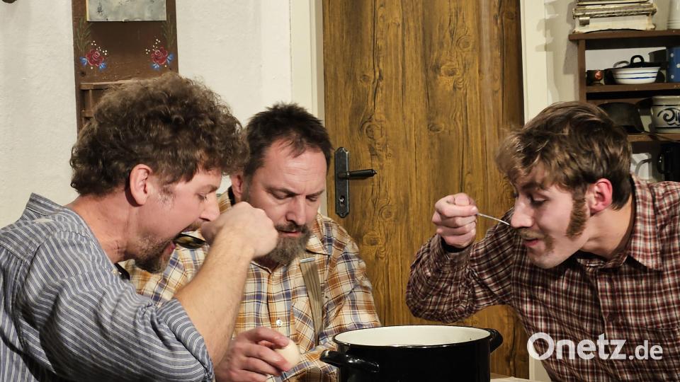 Eine Suppe aus Mehl, Wasser und Eier, "genießen" die drei Brüder, natürlich gemeinsam aus einem Topf gelöffelt. Bild: ga
