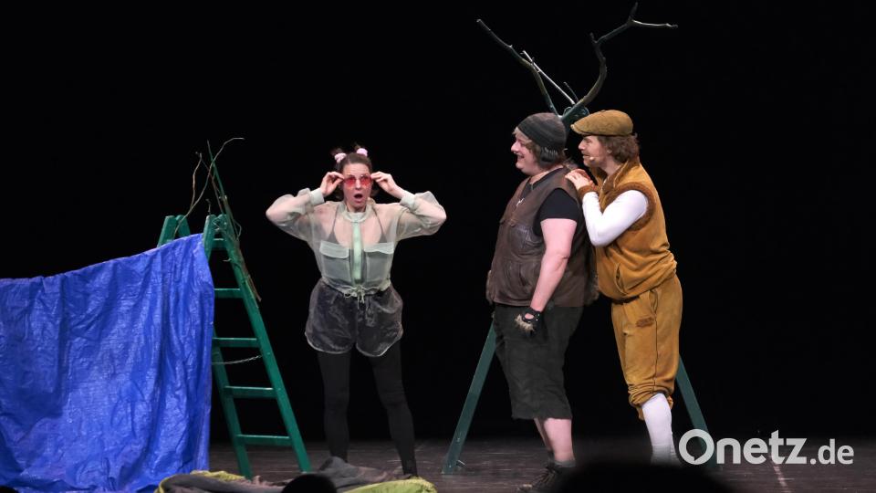 Wildschwein und Fuchs erleben mit, wie gerade neben ihnen eine Eintagsfliege schlüpft und mit Elan, Staunen und Optimismus ihr kurzes Leben beginnt. Laura Schabacker,
Benjamin Bochmann und Valentin Kärner vom Kinder- und Jugendtheater Chapeau Claque aus Bamberg eröffneten mit "Nur ein Tag" das Amberger Kindertheaterfestival 2026. Bild: Peter Ringeisen