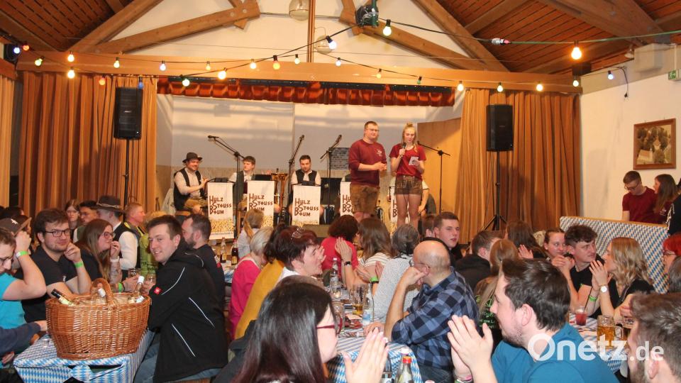Elias Glaser und Magdalena Woppmann freuen sich über ein volles Pfarrheim. Die Gäste genießen das Starkbierfest mit den "Hulzstoussboum", Bild: pi