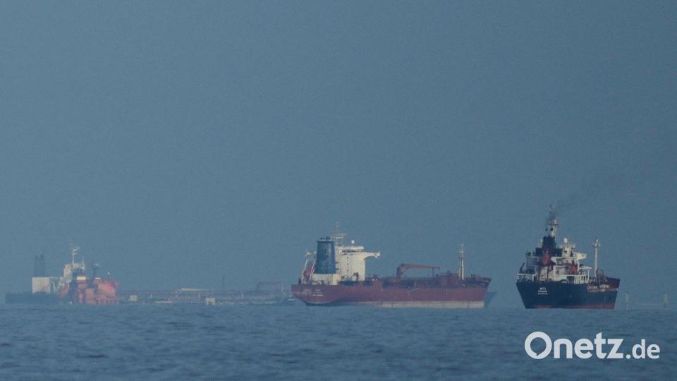 Öltanker und Frachtschiffe reihen sich in der Straße von Hormus auf. (Archivbild) Bild: Altaf Qadri/AP/dpa