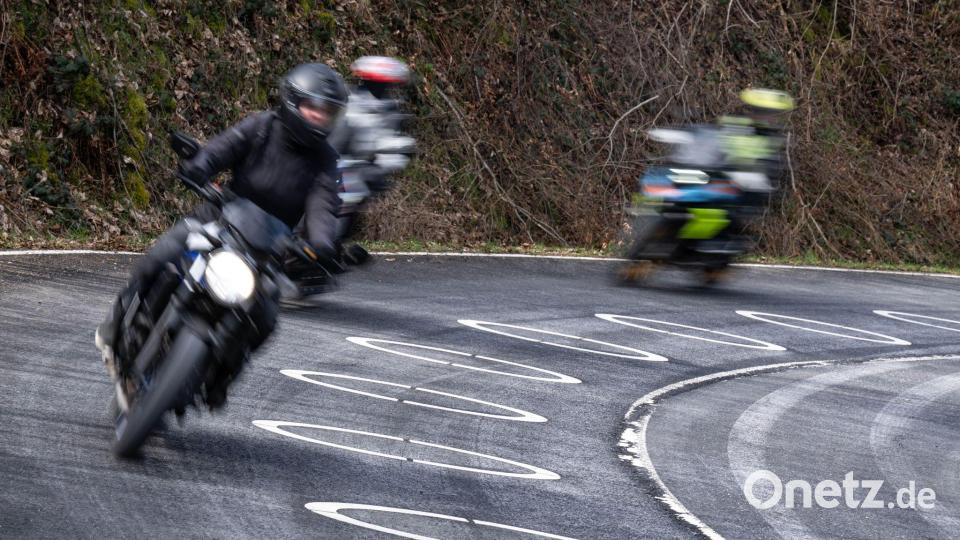 Motorradfahrer durchfahren die mit Ellipsen markierte Kurve des Verkehrsversuches bei der Eröffnung der Motorradsaison. Bild: Benjamin Westhoff/dpa