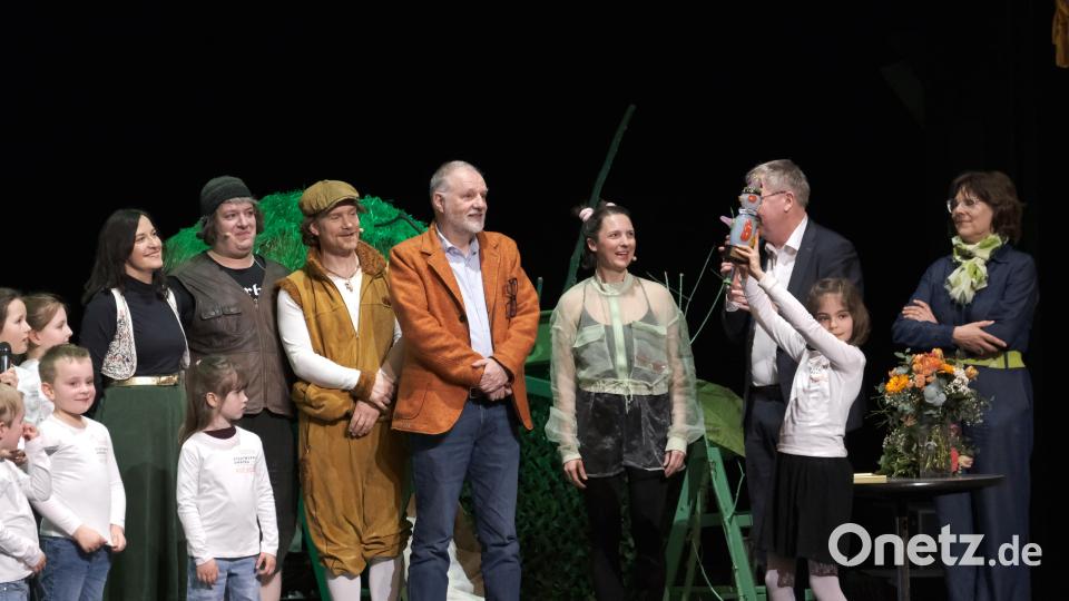 Die Kinderjury des Amberger Kindertheaterfestivals 2026 überreichte den Vorjahressiegern, dem Kinder- und Jugendtheater Chapeau Claque aus Bamberg, ihren Preis. Die Erwachsenen von links: Regisseurin Heidi Lehnert, Schauspieler Benjamin Bochmann und Valentin Kärner, Stadtwerke-Geschäftsführer Frank Backowies, Schauspielerin Laura Schabacker, Oberbürgermeister Michael Cerny, Ingeborg Waldherr vom Kulturamt. Bild: Peter Ringeisen