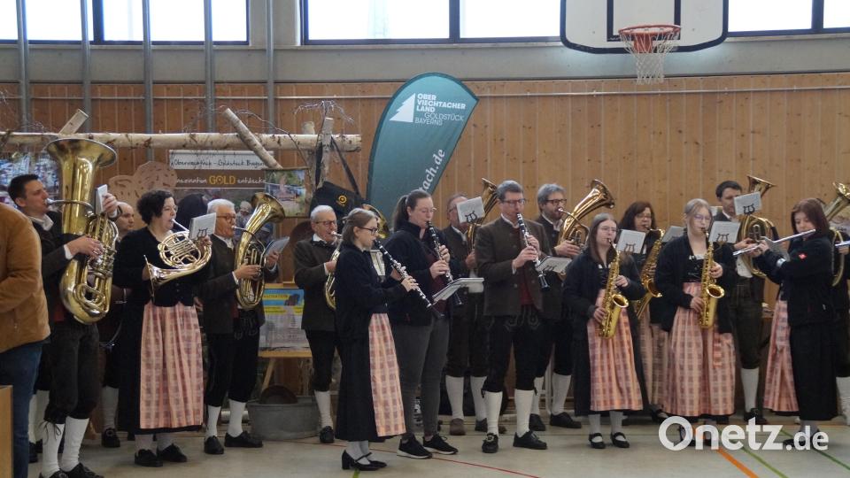 Zur Begrüßung spielte die Stadtkapelle kräftige Klänge. Bild: wel