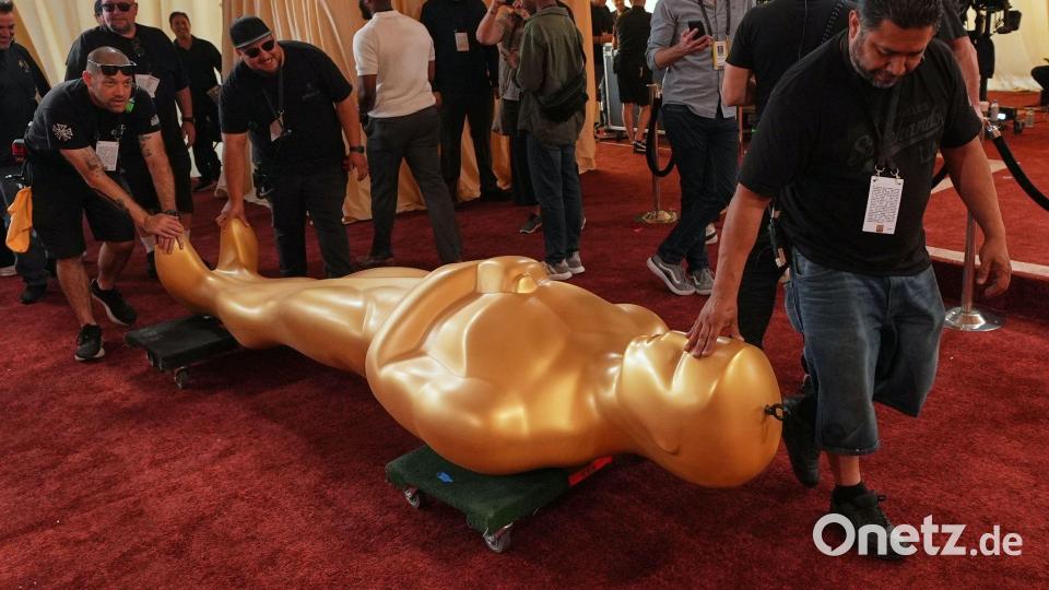 Überlebensgroße Oscar-Statuen zieren den roten Teppich. Bild: Gregory Bull/AP/dpa