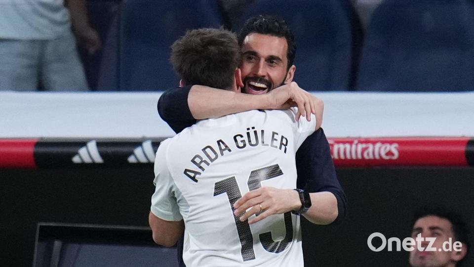 Arda Güler fällt Trainer Alvaro Arbeloa (r) in die Arme. Bild: Manu Fernandez/AP/dpa