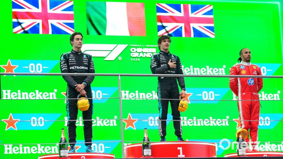 Kimi Antonelli (m) ist bei Mercedes der Nachfolger von Lewis Hamilton. Bild: Vincent Thian/AP/dpa