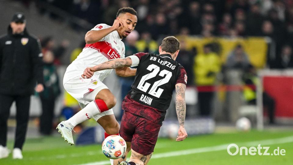 WM-Kandidaten im Vergleich: Stuttgarts Jamie Leweling (l) im Duell mit David Raum. Bild: Harry Langer/dpa