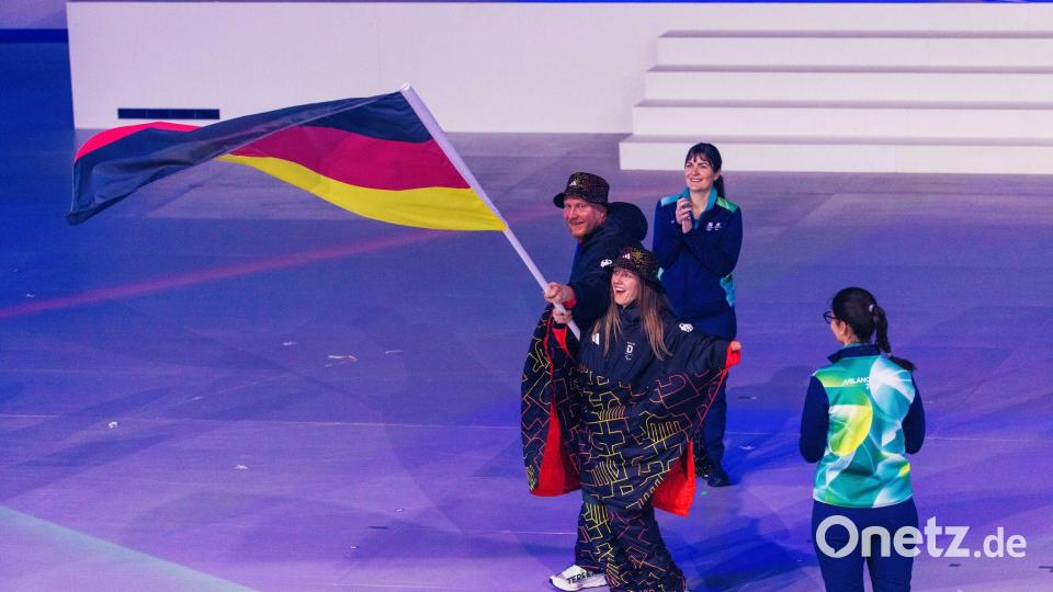 Die deutschen Fahnenträger Christoph Schmiedt und Andrea Rothfuss. Bild: Philipp von Ditfurth/dpa