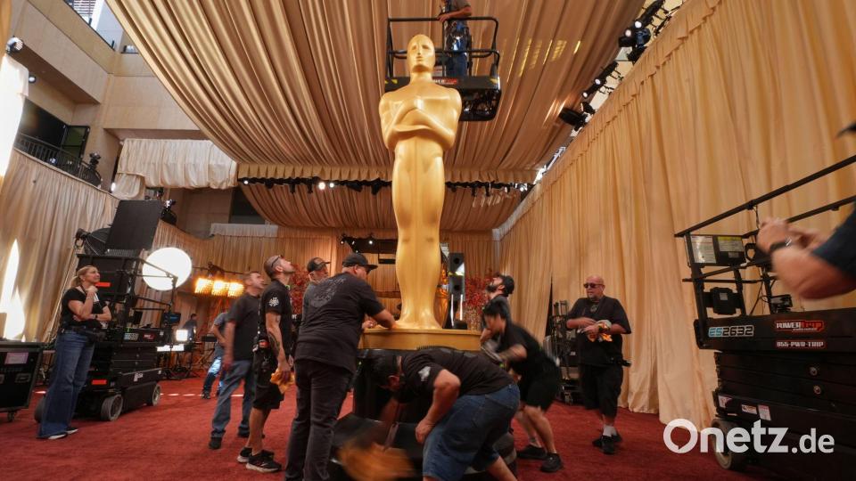 Der rote Teppich wird für die Oscar-Gäste dekoriert. Bild: Gregory Bull/AP/dpa
