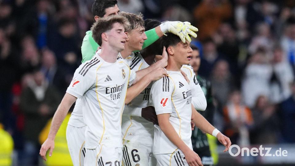 Arda Güler (r) lässt sich von seinen Teamkollegen feiern. Bild: Manu Fernandez/AP/dpa