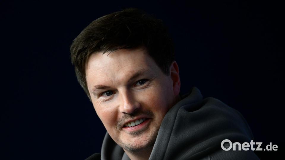HSV-Trainer Polzin zeigte sich bei der Pk nach dem 1:1 im Volksparkstadion erfreut über seinen Meilenstein. Bild: Gregor Fischer/dpa