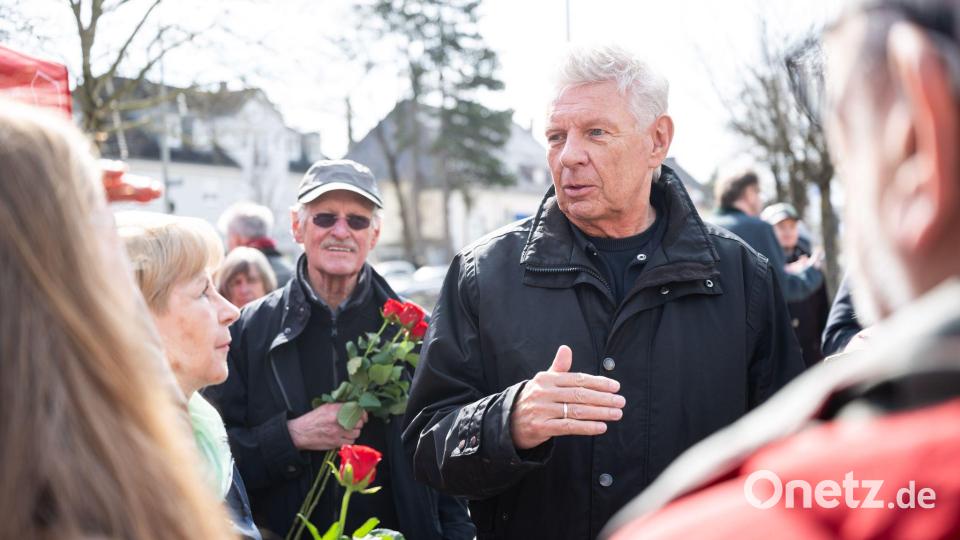 Reiter verteilt bei seinen Auftritten Blumen in SPD-Rot. Bild: Lukas Barth-Tuttas/dpa