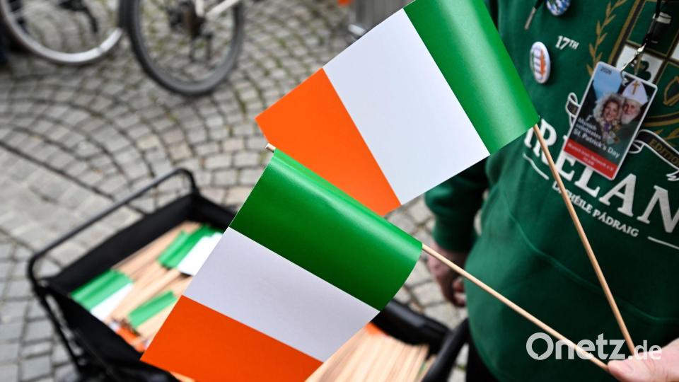 200 Ehrenamtliche arbeiten am Wochenende daran, das Feiern zu ermöglichen. Bild: Felix Hörhager/dpa